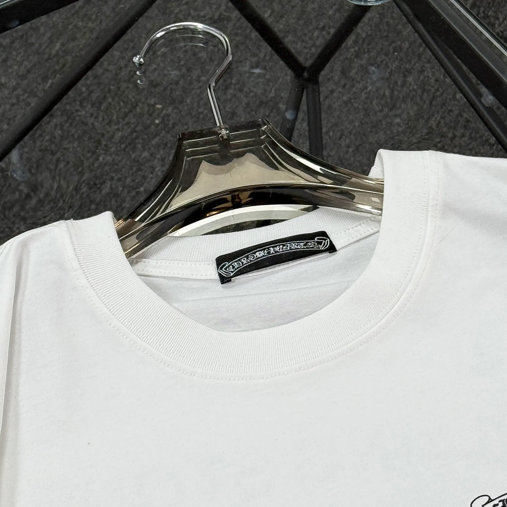 P180 Chrome Hearts Chrome Hearts 25 high-end versions. The fabric is made of 300 grams of high-density pure cotton. It does not deform or shrink. It has three labels. It is the same style for men and women. Technology: suede foaming + digital printing. Color: white, black. SIZE: S-XL.